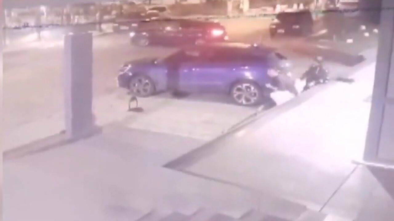 Tehdit edildiğini söyleyen eski milli futbolcu Serhat Akın'a silahlı saldırı kamerada!