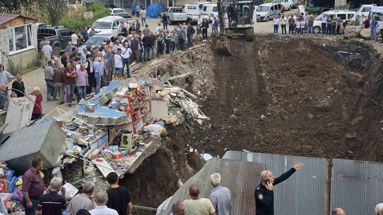 Temel kazısı markete zarar verdi! İki katlı bina adamın üzerine çöktü