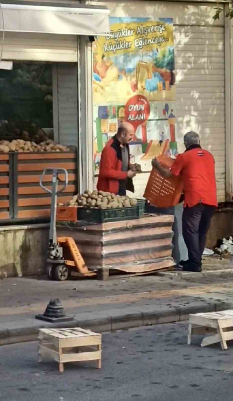 Kasa kasa patatesi çöpe döktüler