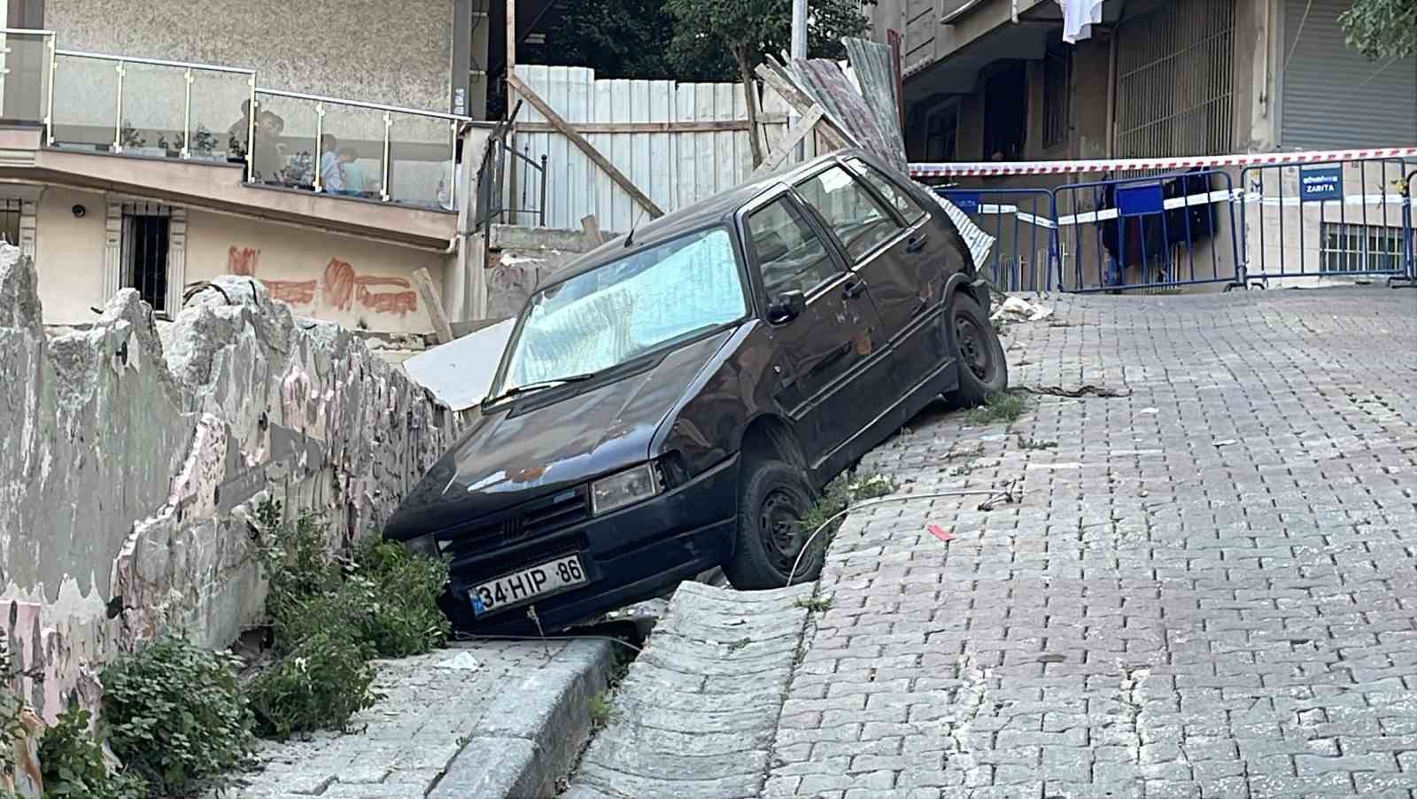 İstanbul'da korku dolu anlar: İstinat duvarı ve yol çöktü