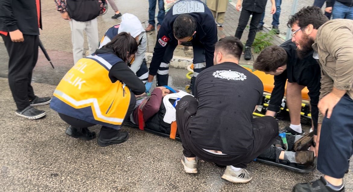 Kuryeye çarpmamak için manevra yaptı, kurye dahil 5 araca çarptı