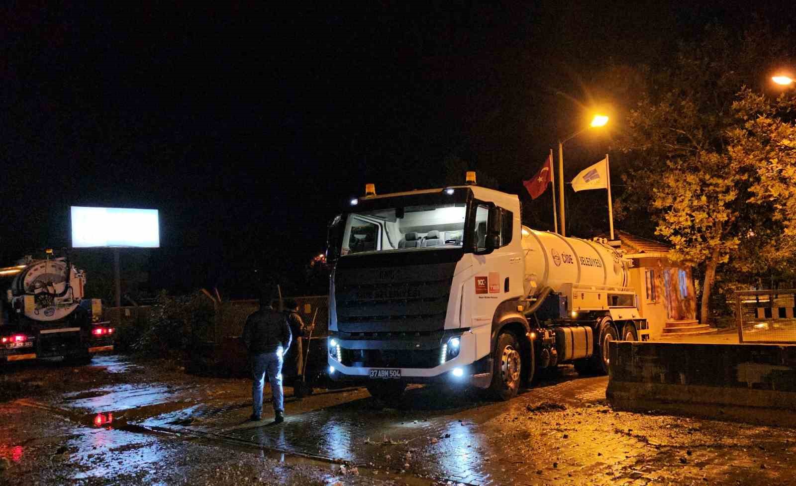 Kastamonu’da dev dalgalar sahili dövdü