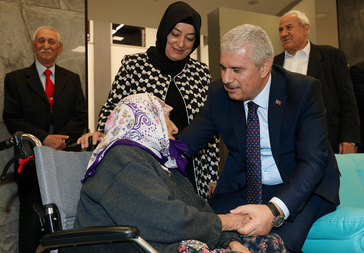 Vali Akın'dan huzurevine ziyaret