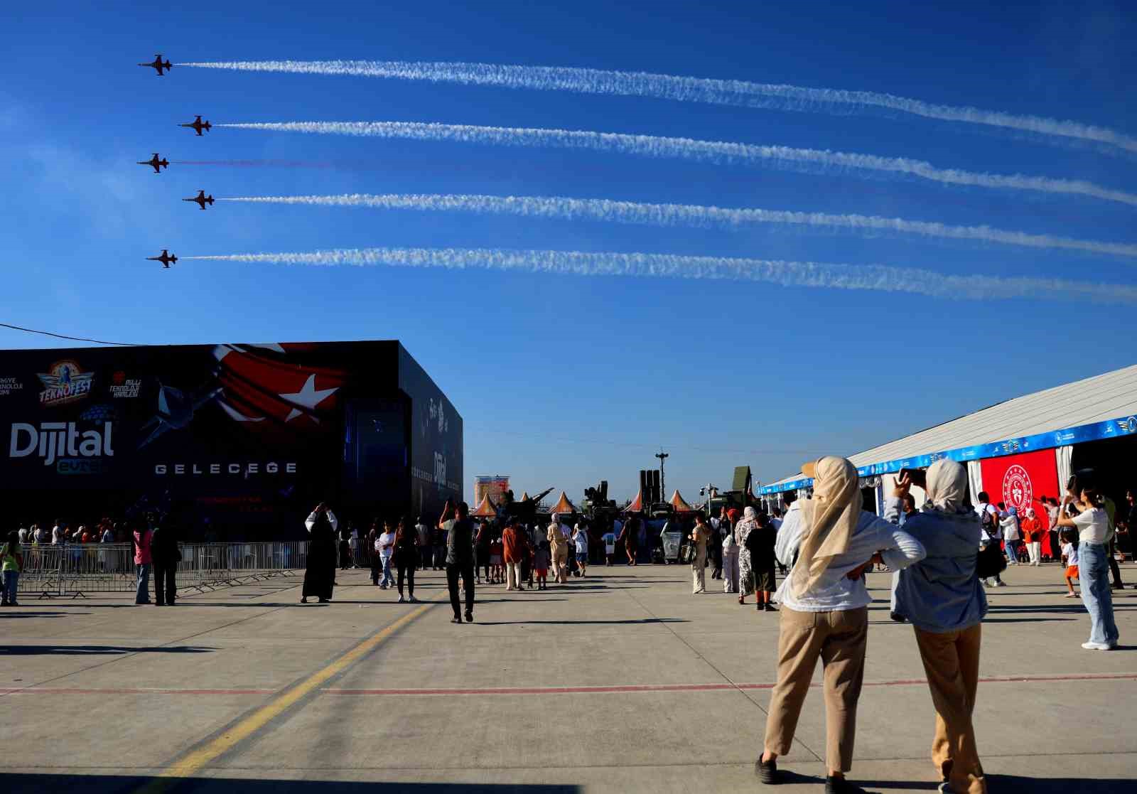 Türk Yıldızları gökyüzünü renklendirdi