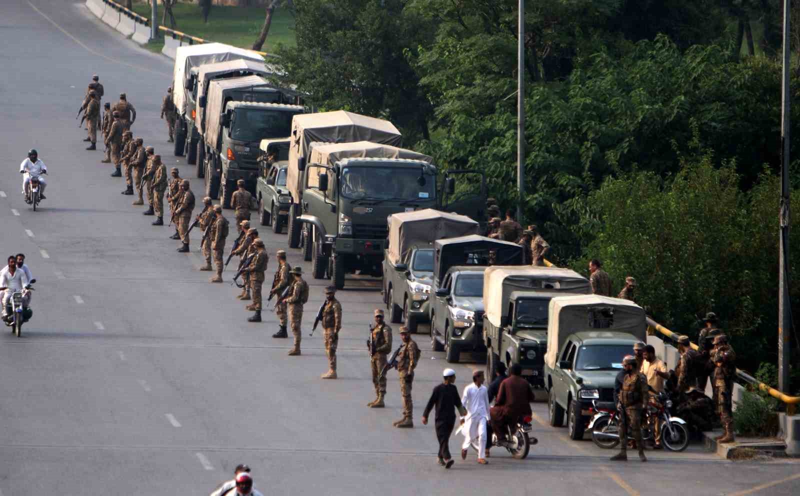 Pakistan’da  ordu sokağa indi