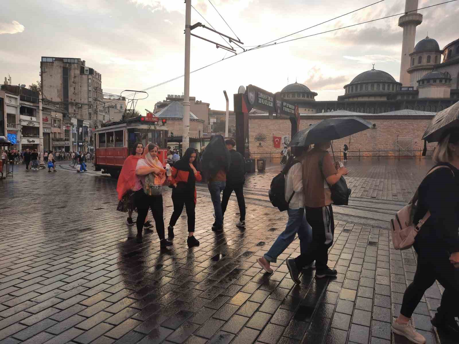 İstanbul'da aniden bastıran yağmur vatandaşlara zor anlar yaşattı