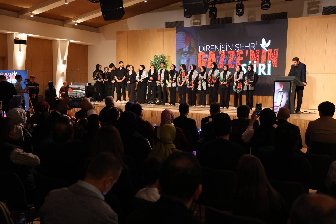 Lima öğrencileri İsrail soykırımının 1. yılında şiirlerini “Özgür Gazze” için seslendirdi