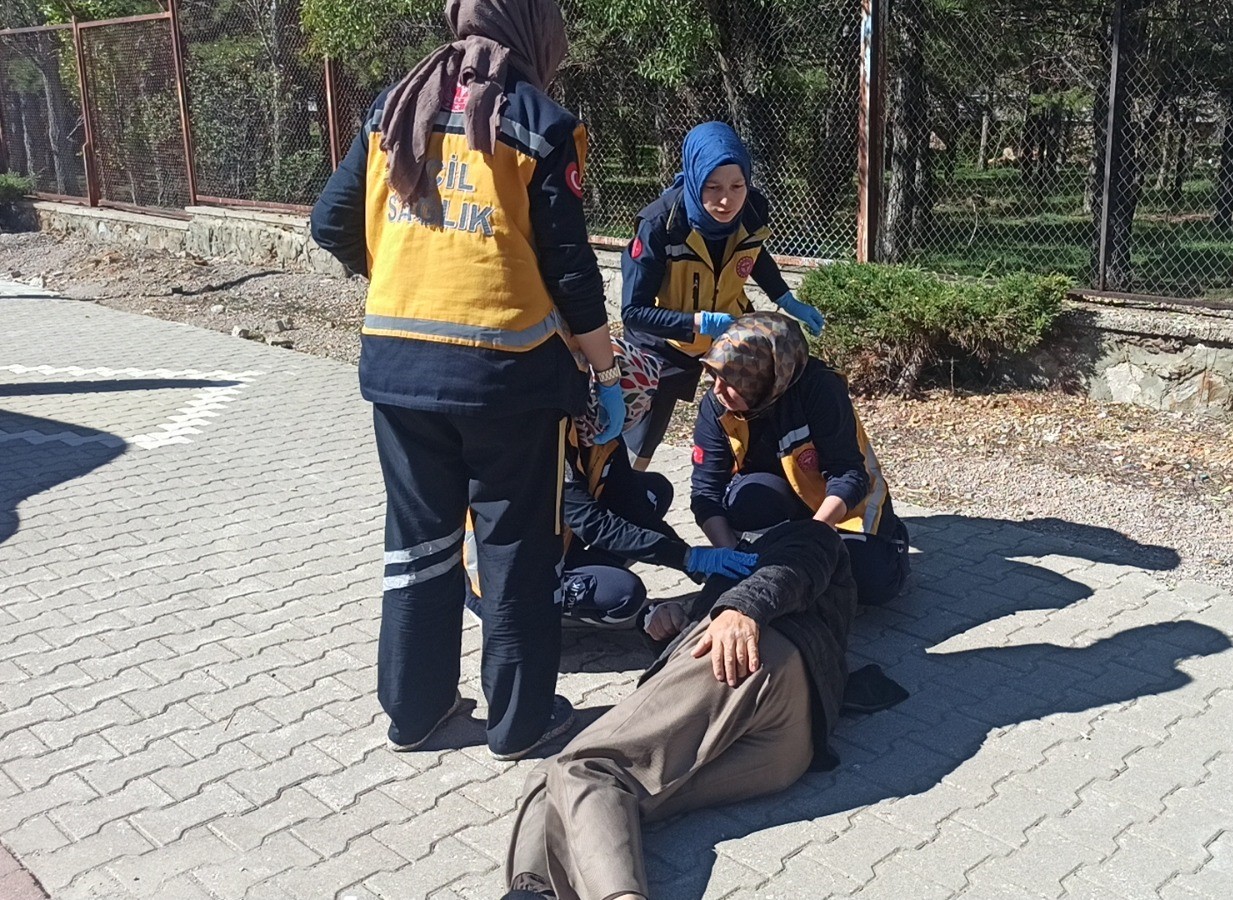 Konya’da kaldırıma çarpan motosiklet devrildi!