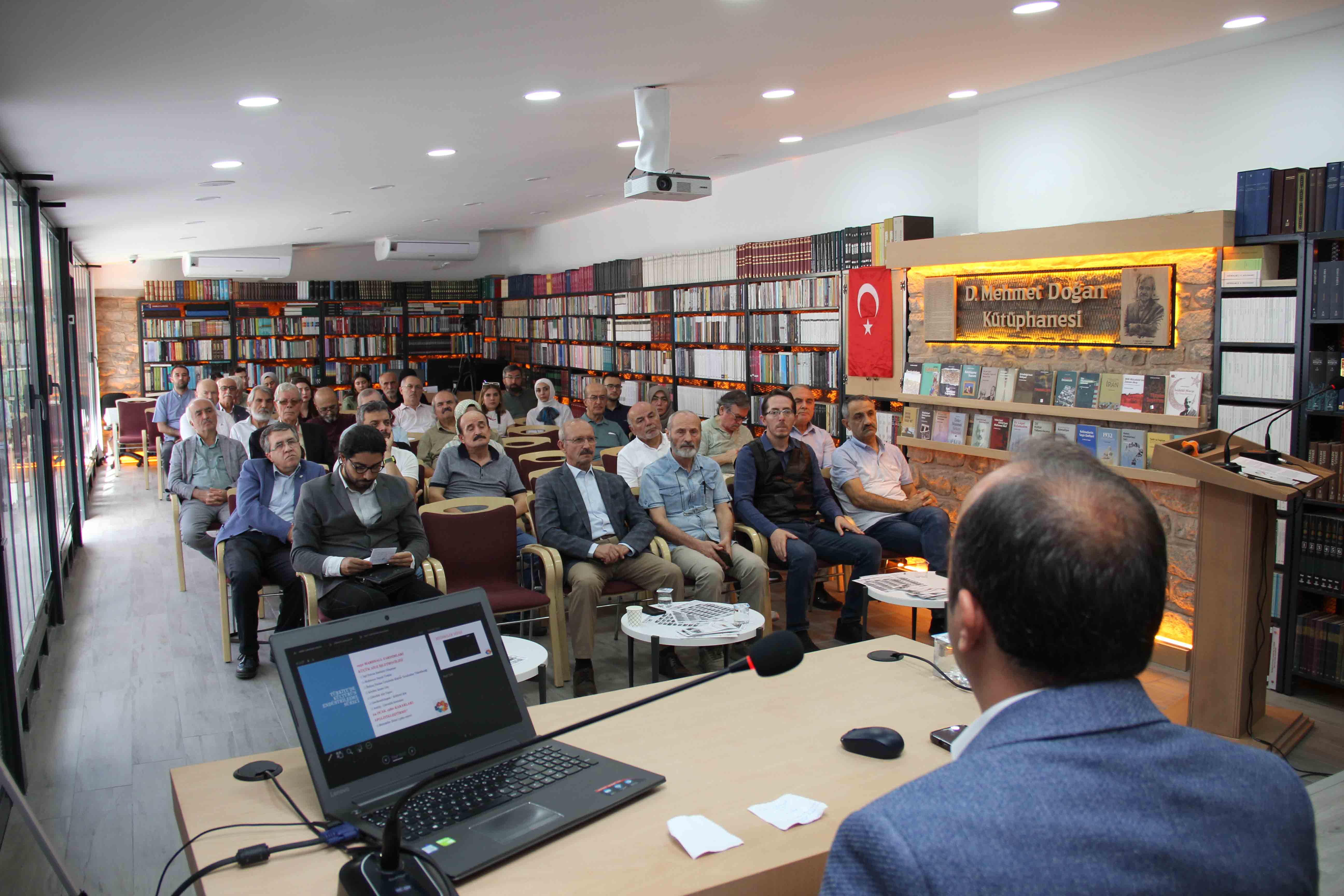 TYB Konya'da popüler kültür ve medya okuryazarlığı konuşuldu