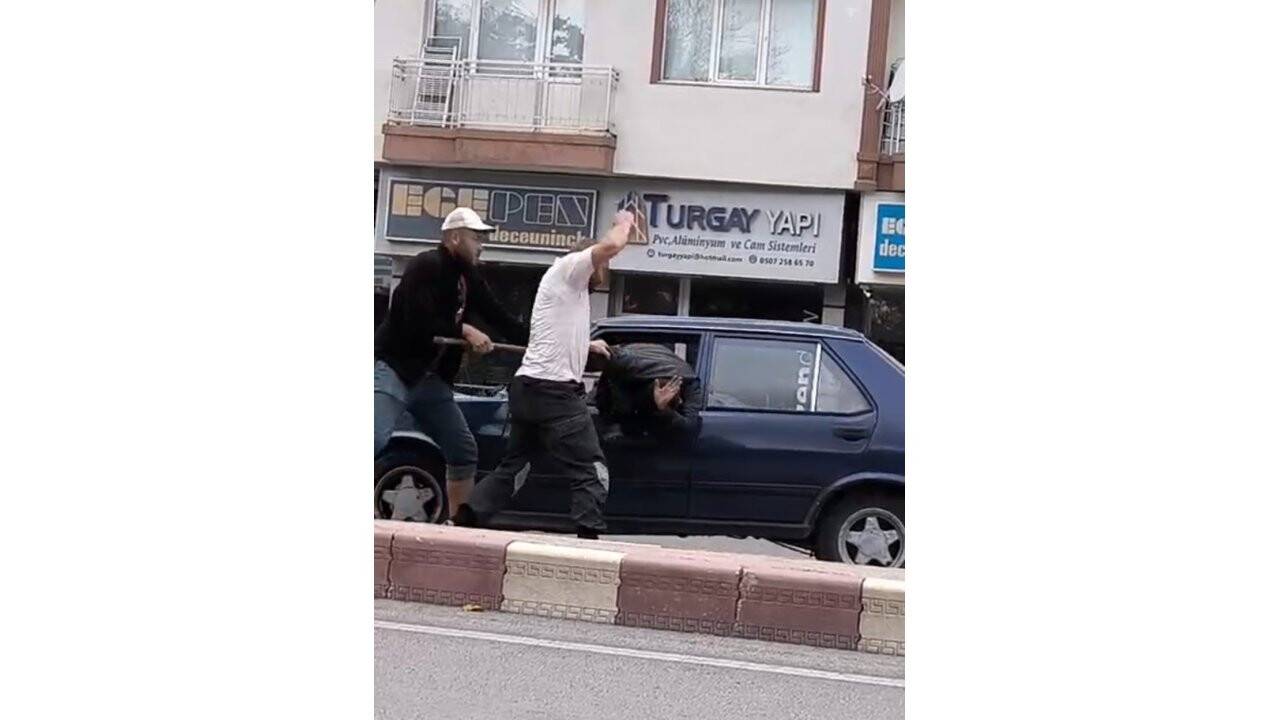 Aracın camından dışarı çıkardıkları sürücüyü böyle darp ettiler