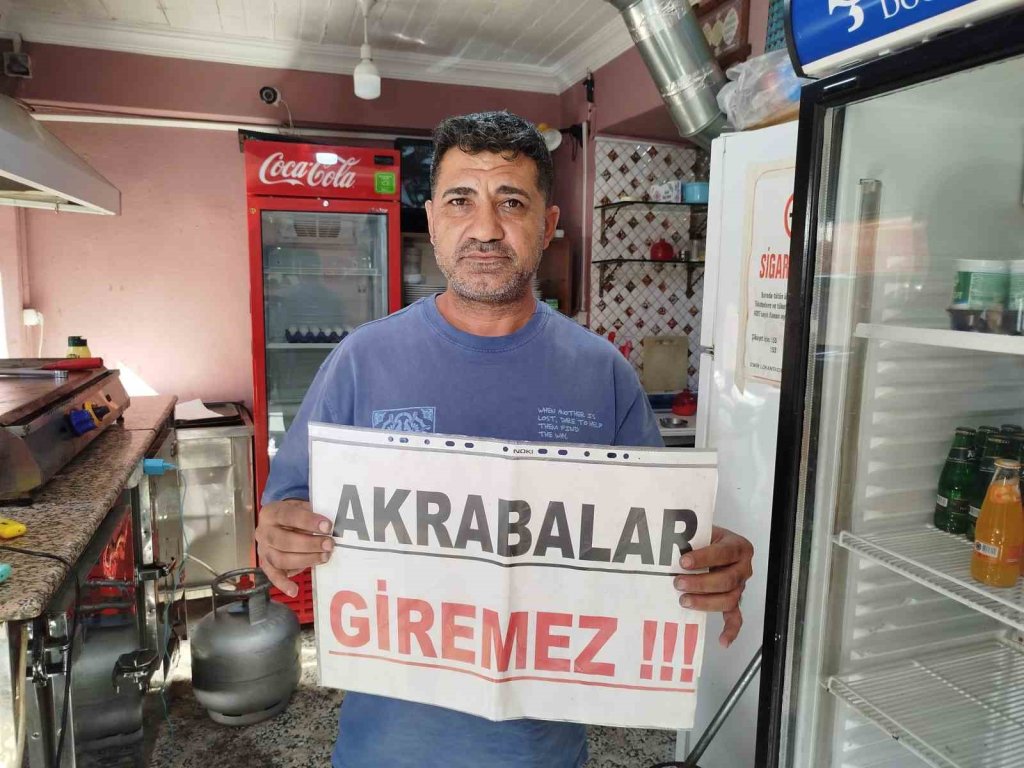 Para ödemeyen akrabalarından bıktı "Akrabalar Giremez" yazısı astı