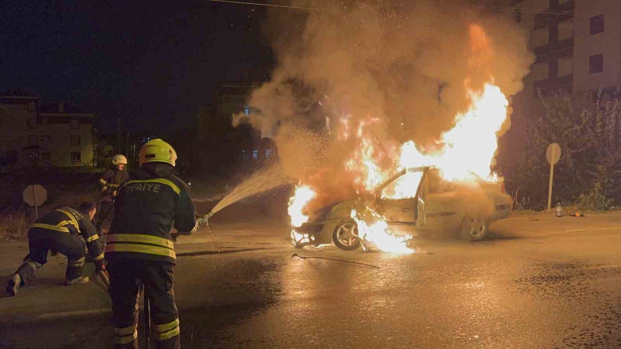 Seyir halindeki otomobil alev topuna döndü, sürücü son anda kurtuldu