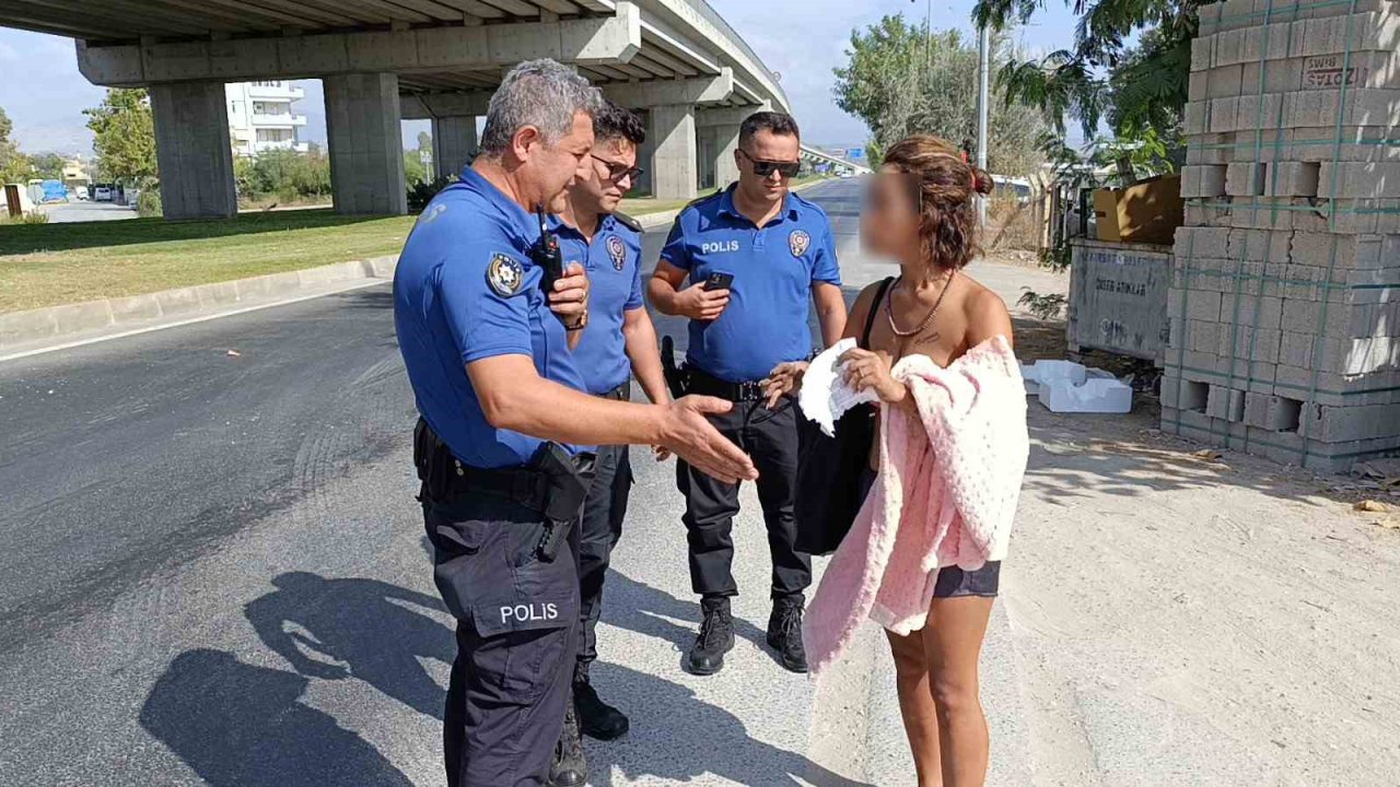 Polis ekiplerinin trafikteki bikinili genç kadınla imtihanı