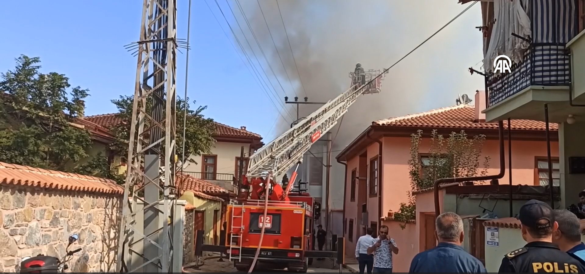 Yangında iki ev kullanılamaz hale geldi