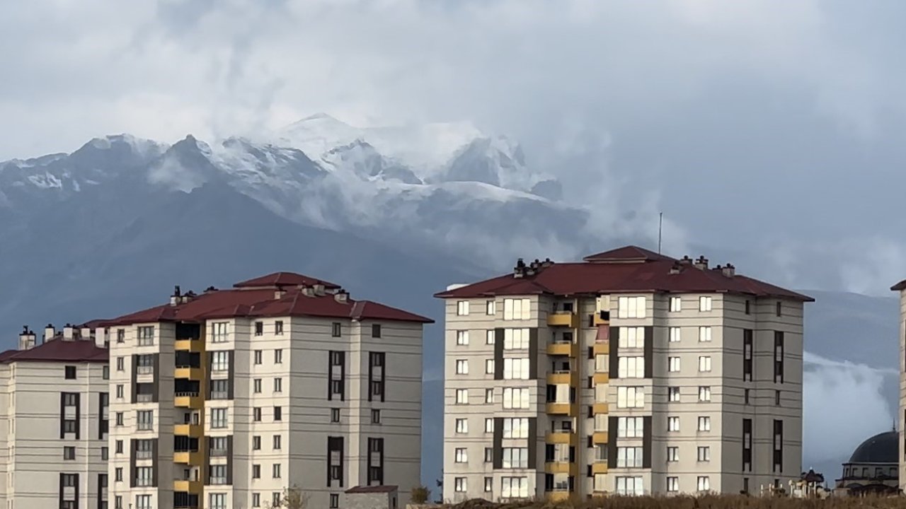 Şehri saran dağlar beyaza büründü