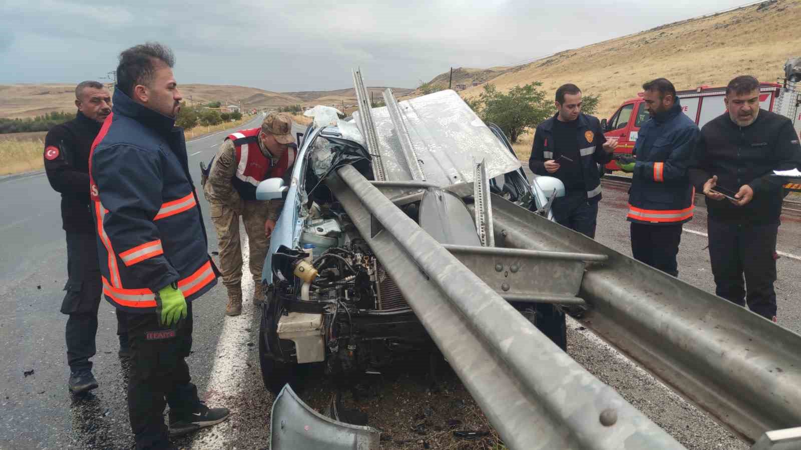 Bariyere saplanan otomobilden sağ çıktı