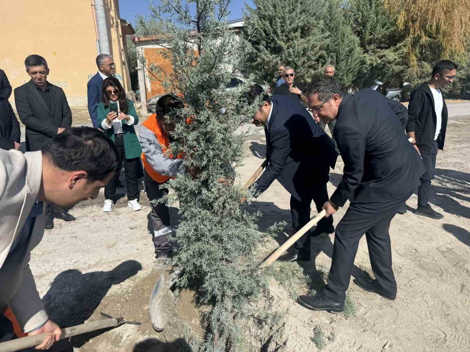 Konya'nın o ilçesinde fidanlar toprakla buluştu