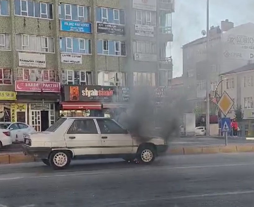 Işıklarda bekleyen otomobilde yangın