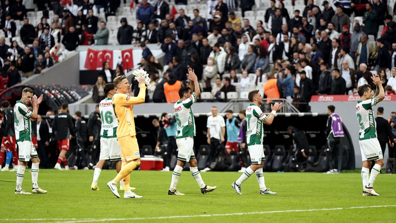 Konyasporlu taraftarlardan Beşiktaş Stadyumu'nda takımlarına alkış