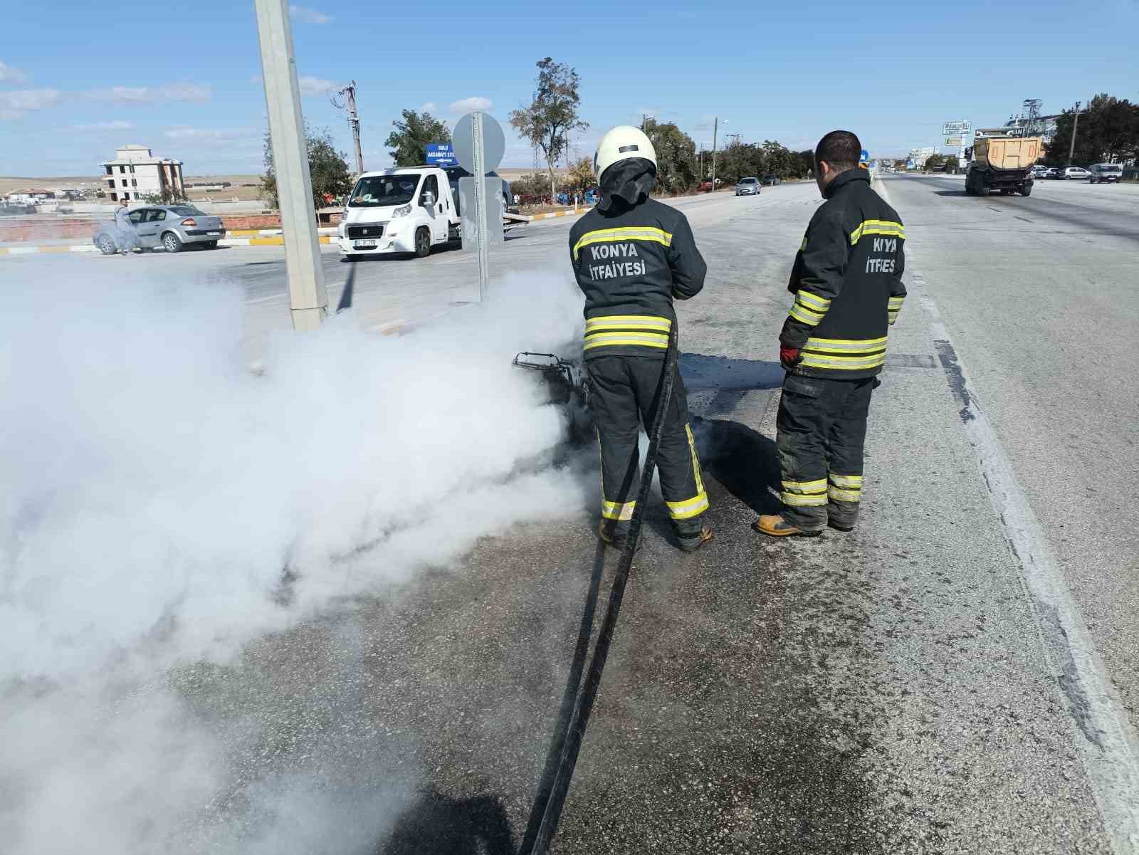 Konya’da hareket halinde yanan motosiklet hurdaya döndü