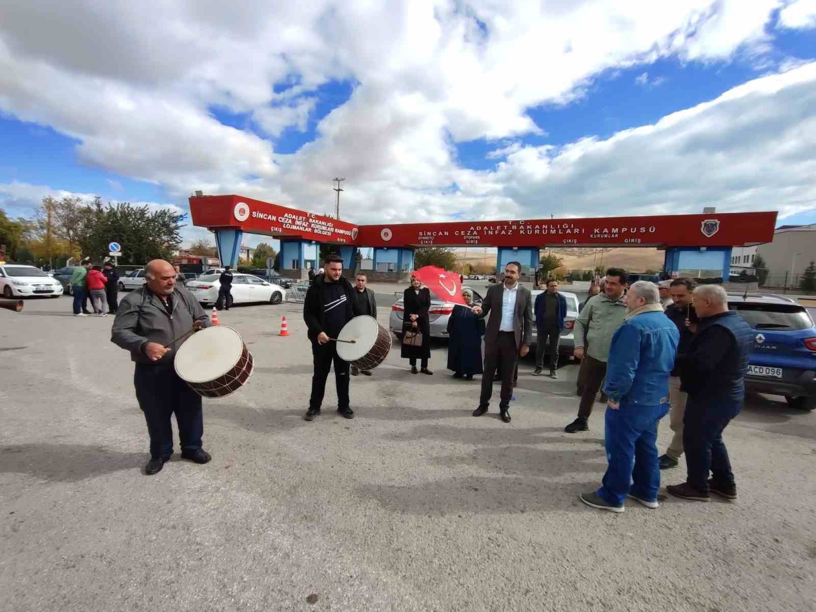 Gaziler, Gülen’in ölümünü davul zurna ile kutladı