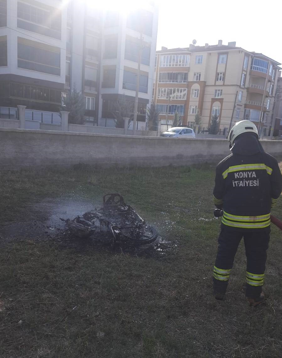 Konya'da park halindeki motosiklet yanarak hurdaya döndü