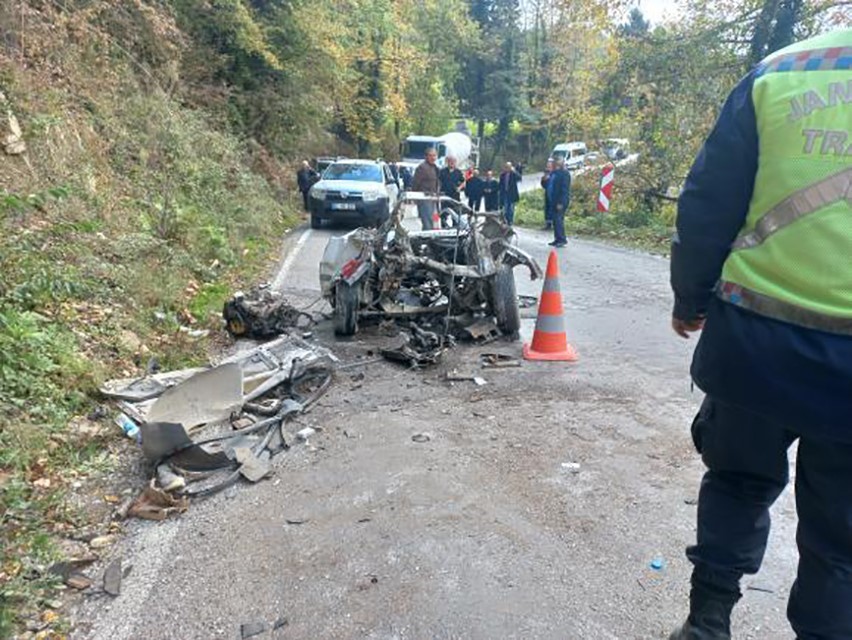 Kaza yapan Tofaş adeta parçalarına ayrıldı