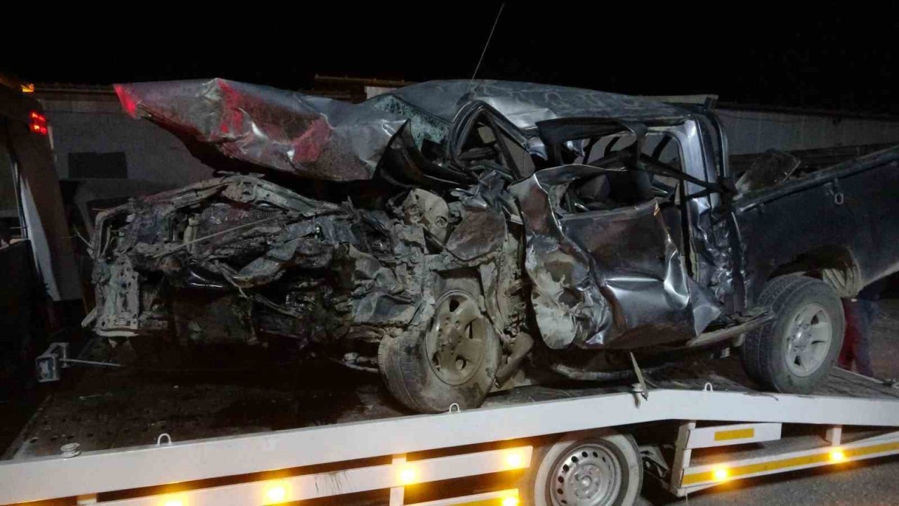 Malatya’da otomobil ile pikap kafa kafaya çarpıştı: 3 ölü, 4 yaralı