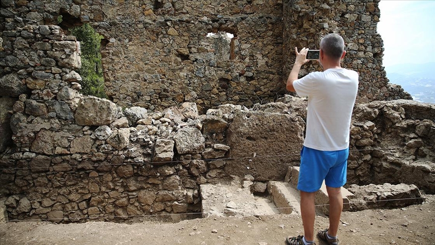 Syedra Antik Kenti'ndeki tiyatro gün yüzüne çıkıyor