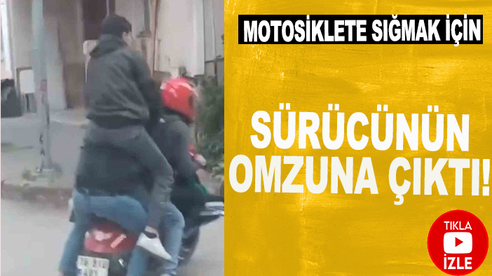 Motosiklete sığmak için sürücünün omzuna çıktı! İşte tehlikeli o anlar