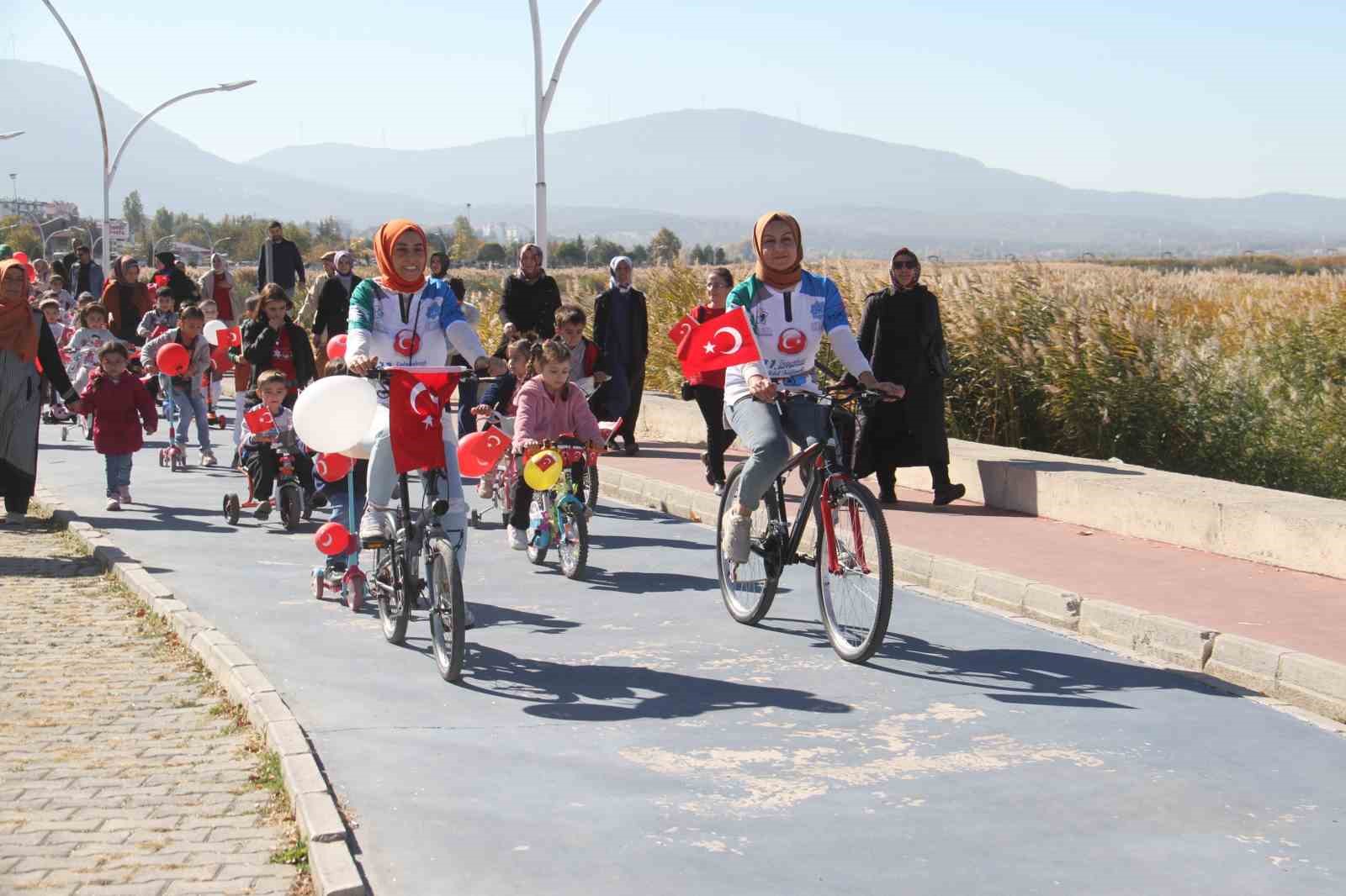 Fransa'dan Konya'ya bisikletle geldiler! Cumhuriyet için pedal çevirdiler