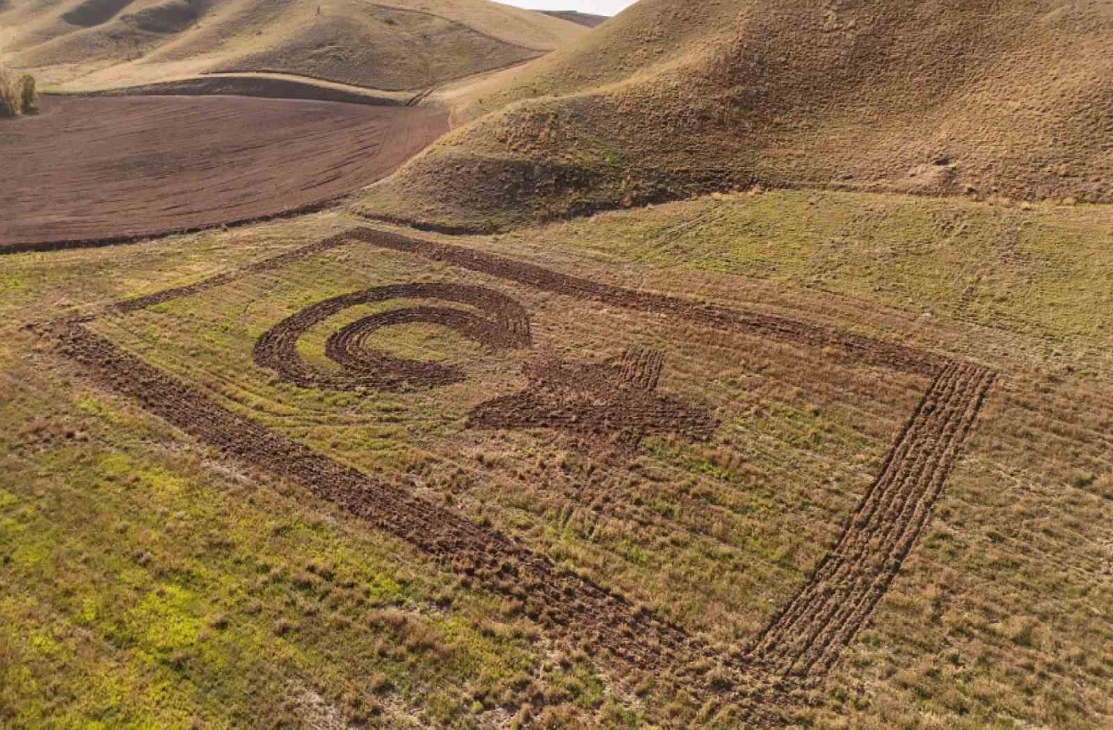 Tarlasına traktörüyle Türk bayrağı çizdi