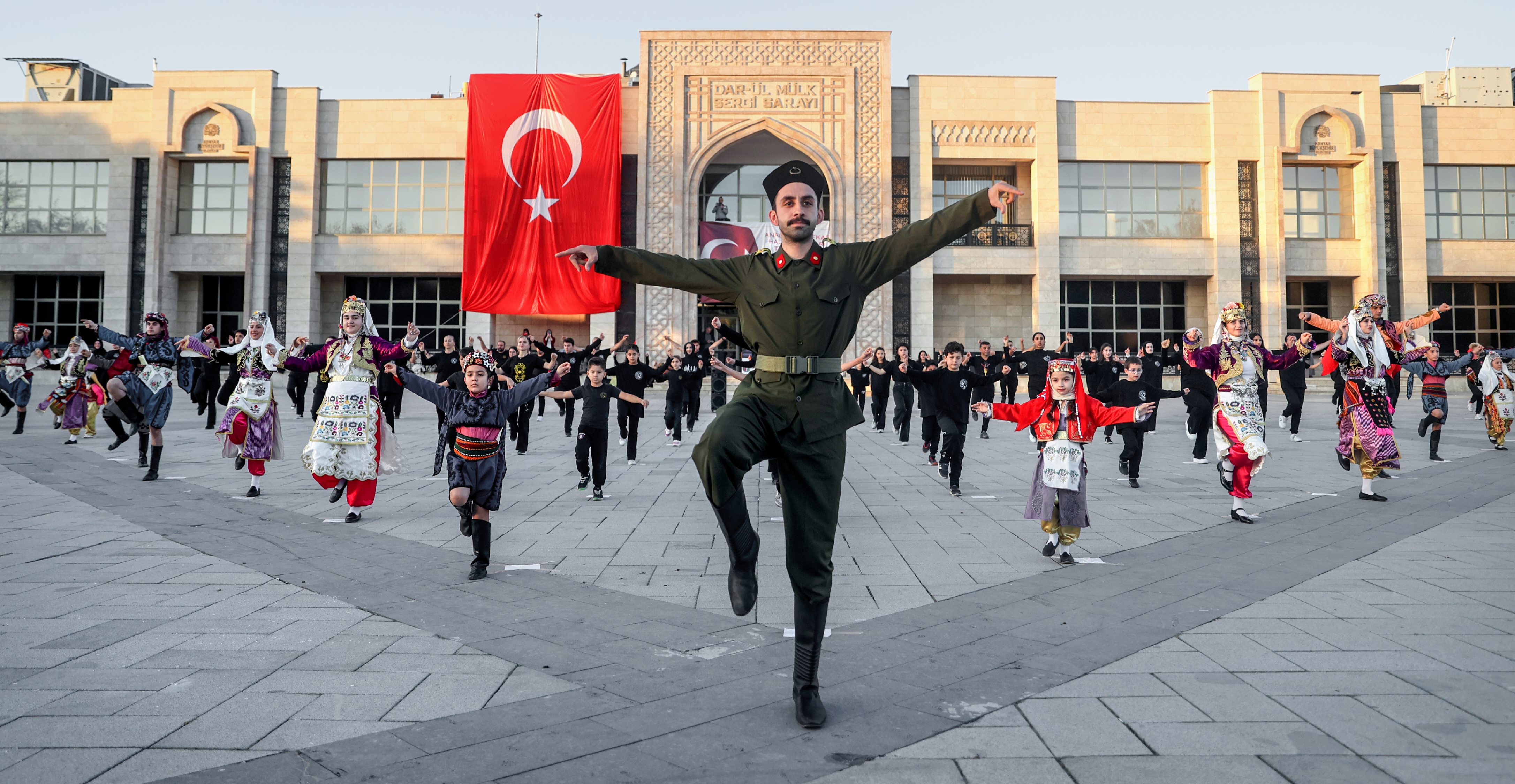 Konya'da Cumhuriyet'in 101. yılına 101 kişilik zeybek gösterisi