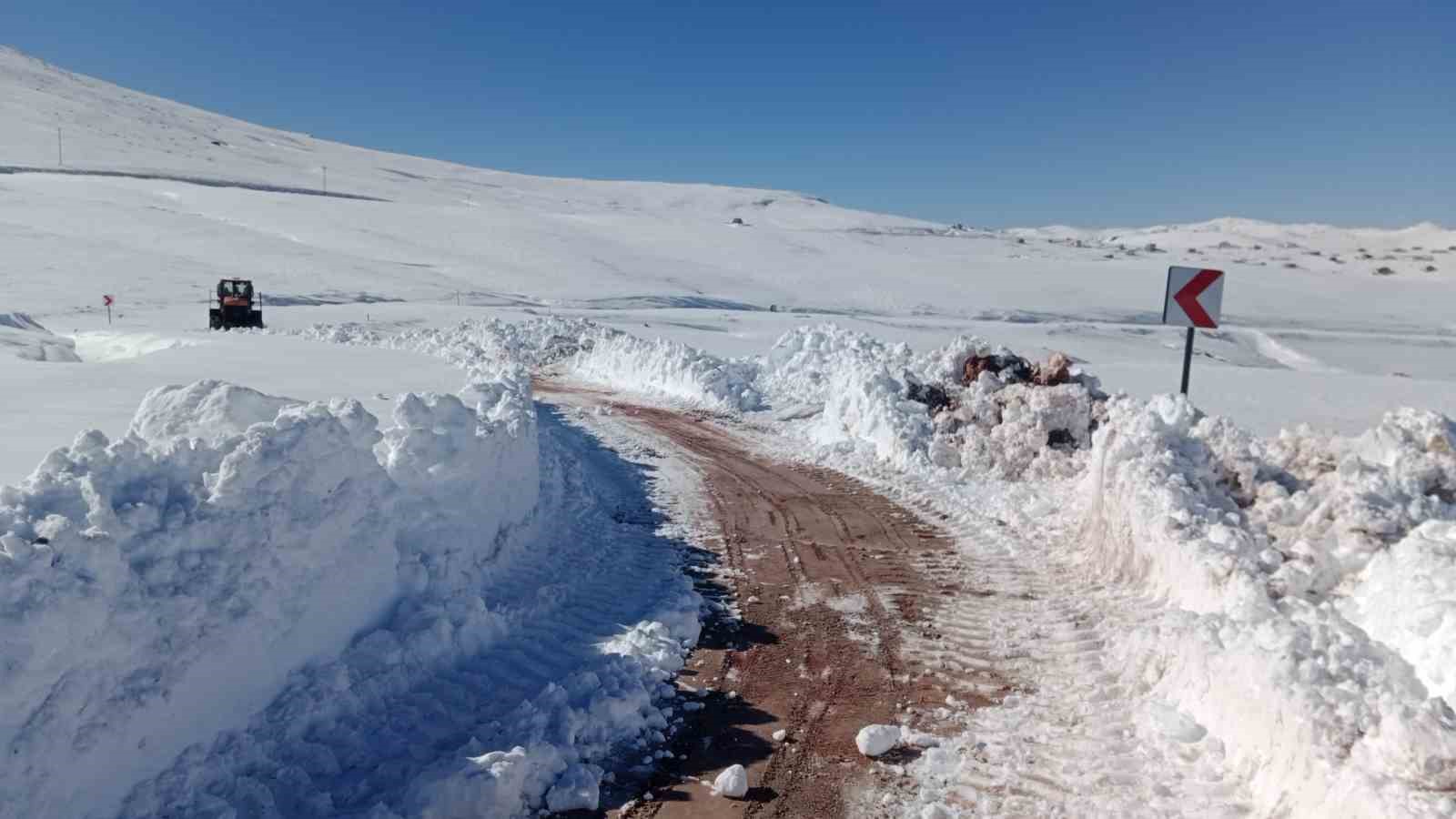 Dünyanın en tehlikeli yolunda kar mücadelesi