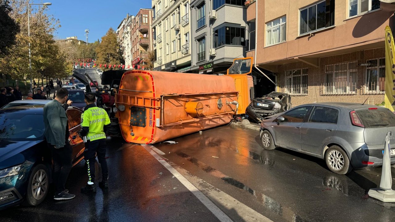 Bayrampaşa'da İBB'ye ait yol bakım aracı 8 araca çarpıp devrildi