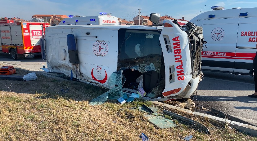 Ambulans devrildi: 7 yaralı