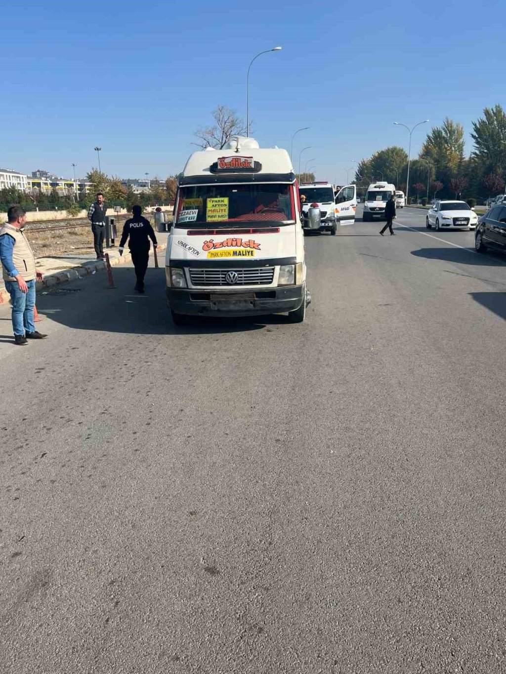 Dolmuş şoförünün aracından indirdiği yolcuları ezdiği anlar güvenlik kamerasında