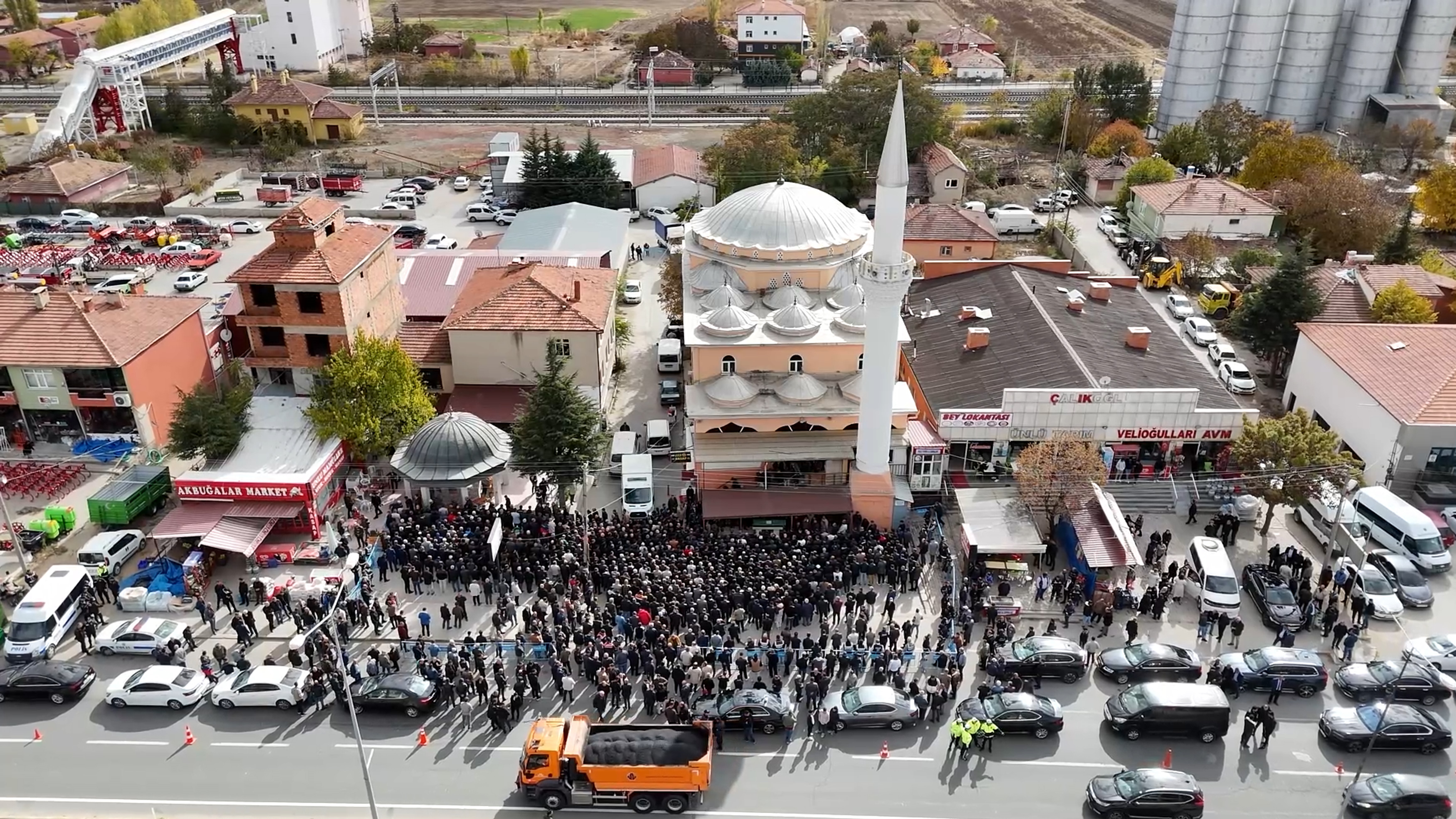 Kuzeni tarafından öldürülen belediye başkanı son yolcuğuna uğurlandı