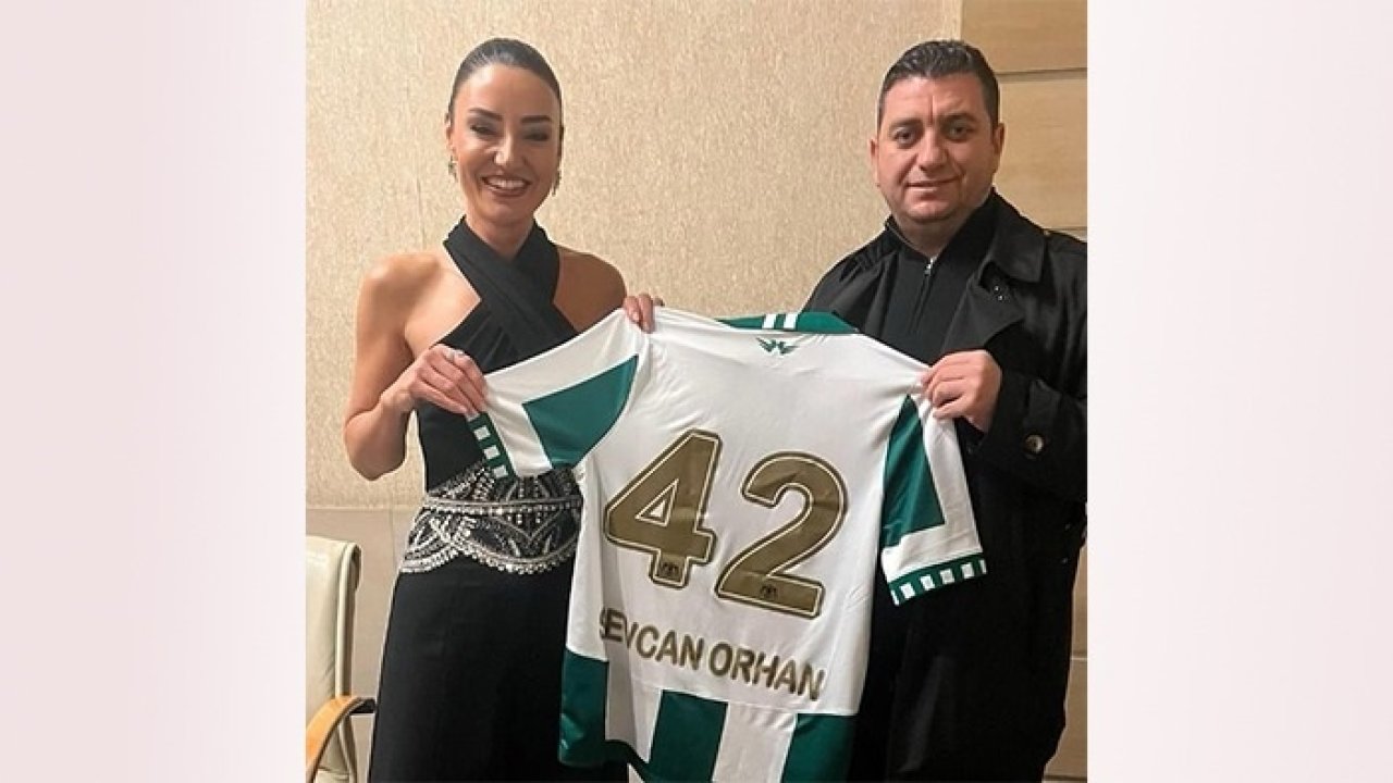 Sevcan Orhan'a Konyaspor forması hediye edildi