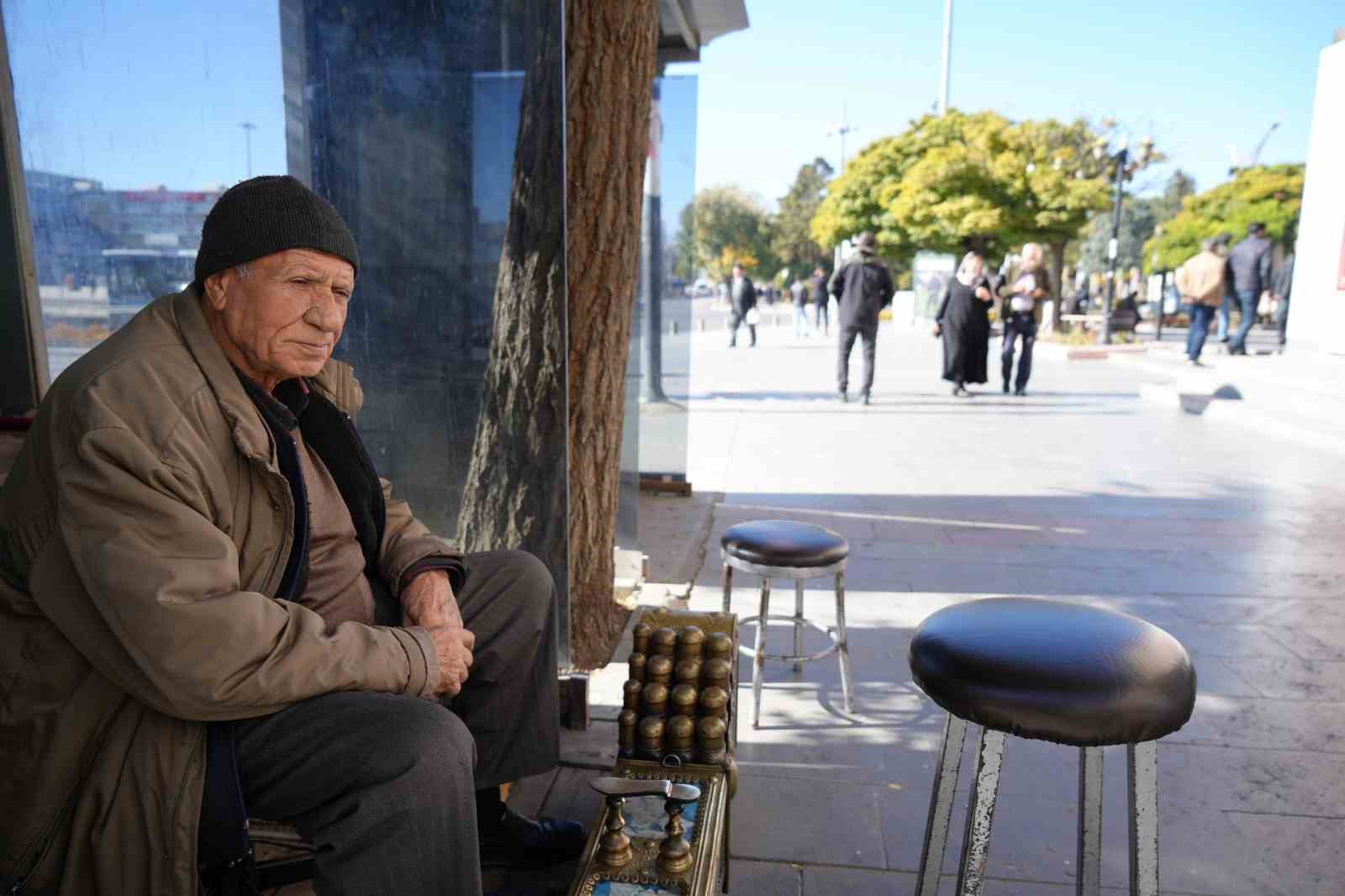 Aynı sokakta 68 yıldır ayakkabı boyuyor