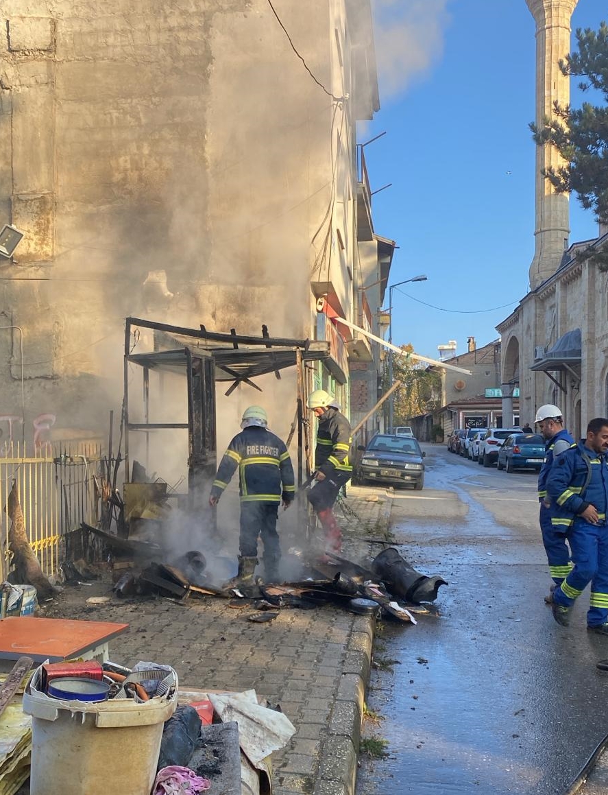 Taksi durağındaki piknik tüpü bomba gibi patladı