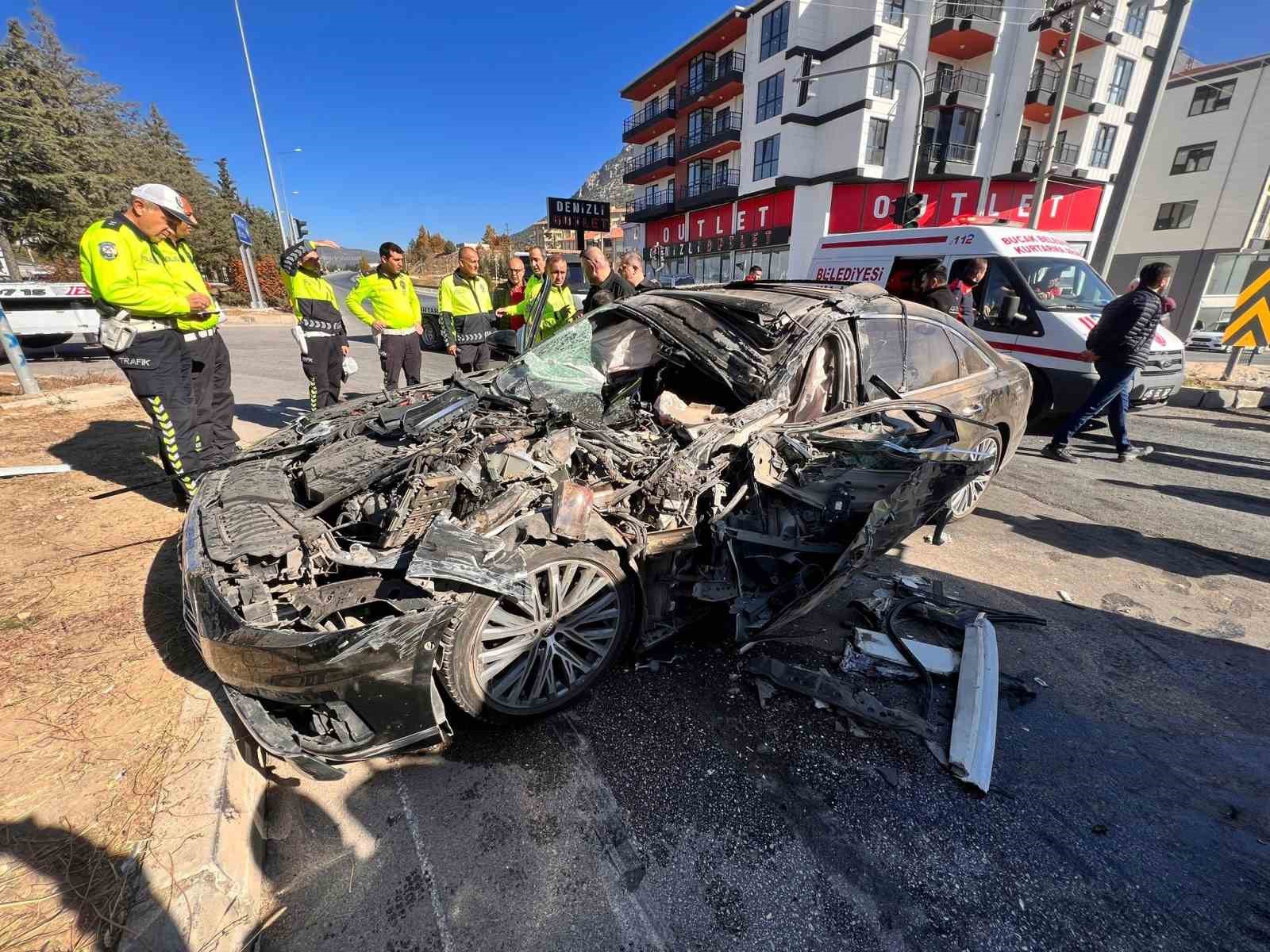 Kırmızı ışıkta geçen lüks otomobil kamyonun altında kaldı