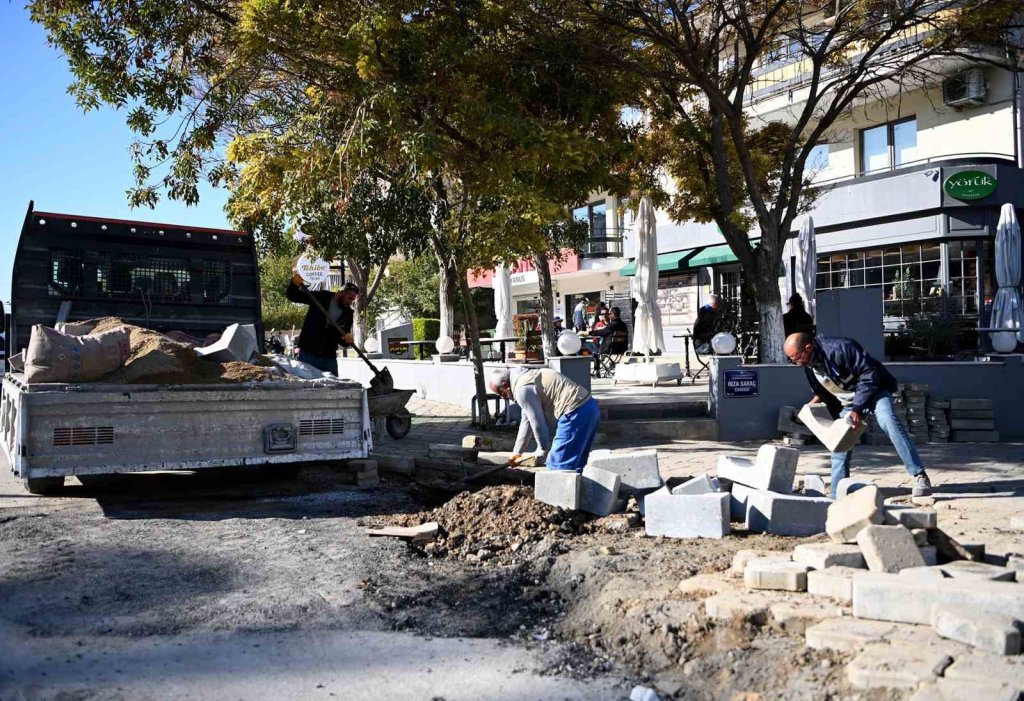 Kuşadası’nda yol yapım ve bakım çalışmaları sürüyor