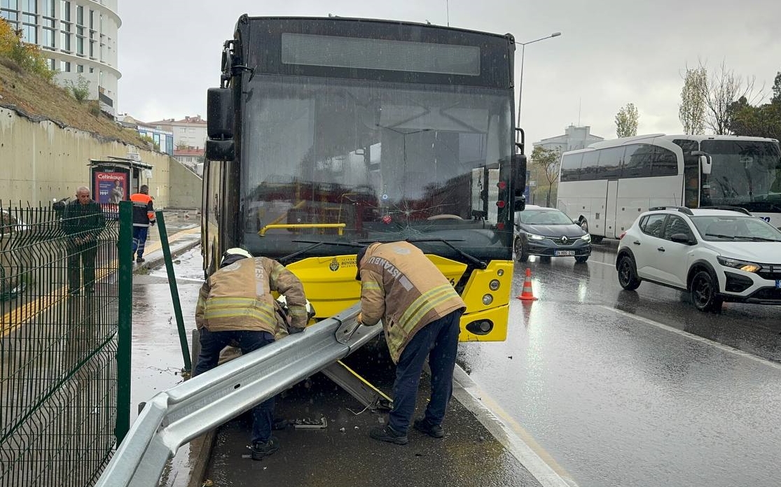 Günün İETT otobüsü kazası: Bariyere saplandı