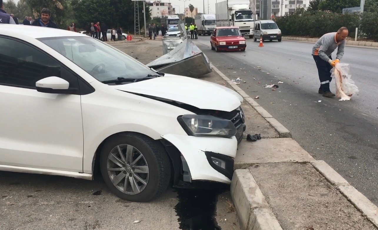 Yoldan çıkan otomobil kaldırımdaki kadını hayattan kopardı (VİDEOLU)