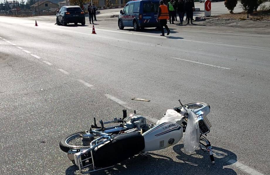 Otomobil motosikletle çarpıştı: Plakası yok