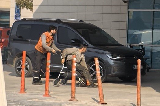 Motorlu testere ile odun keserken ayağını kesti