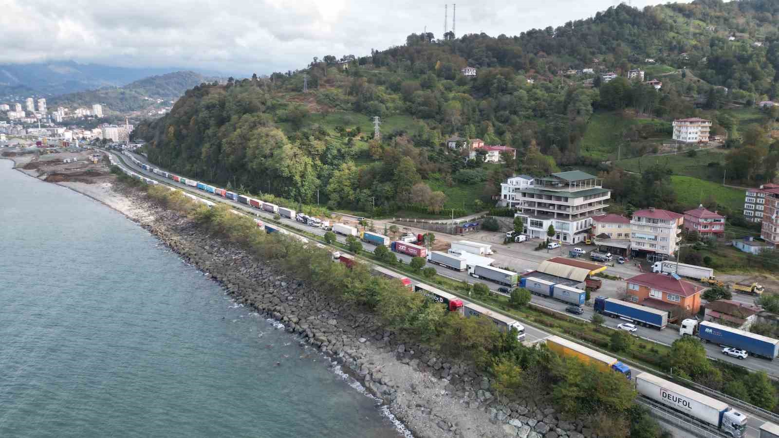 Kilometrelerce süren tır kuyruğu: Sınır kapısını bekliyorlar (VİDEOLU)