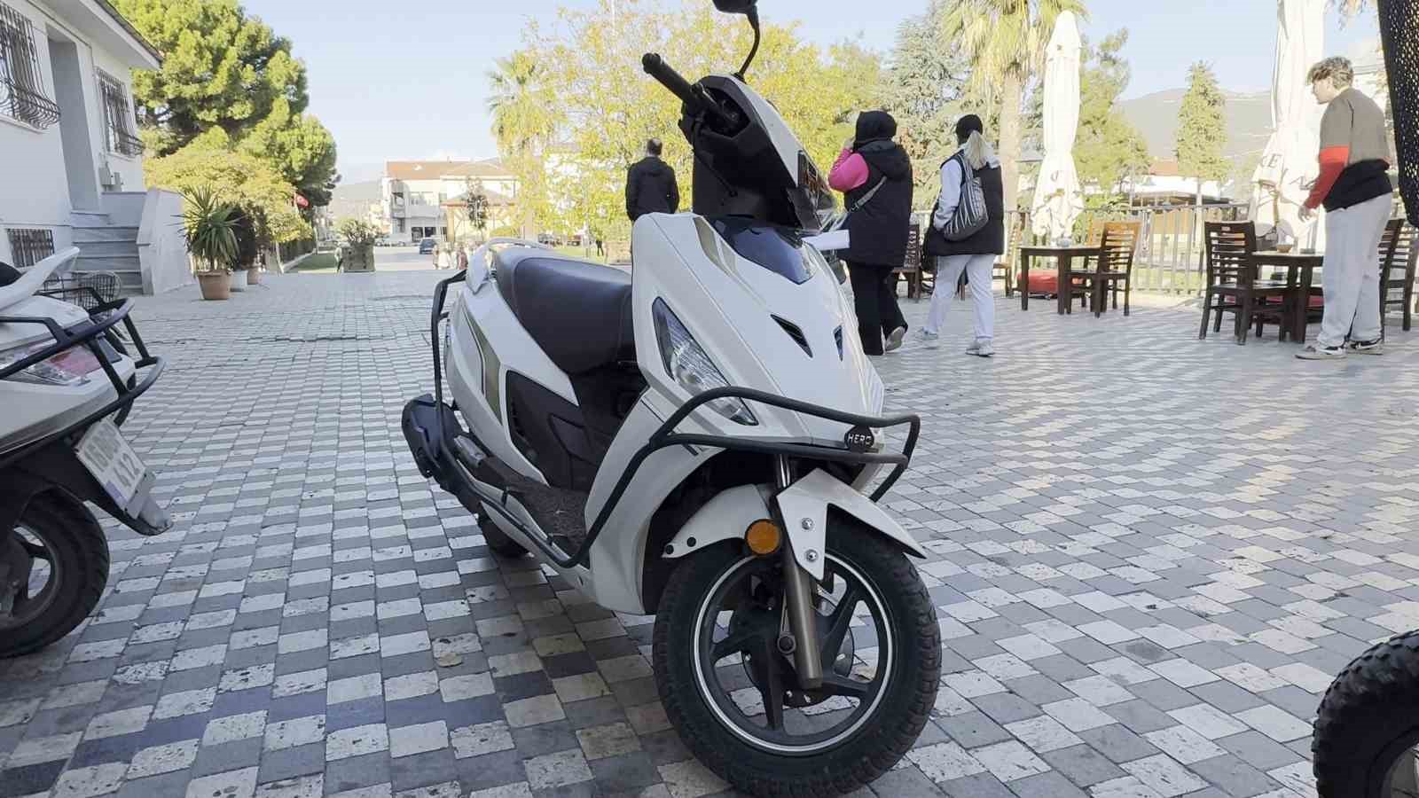 Motosikletini, telefon ve 10 gün bedava kavurma ile takas etti