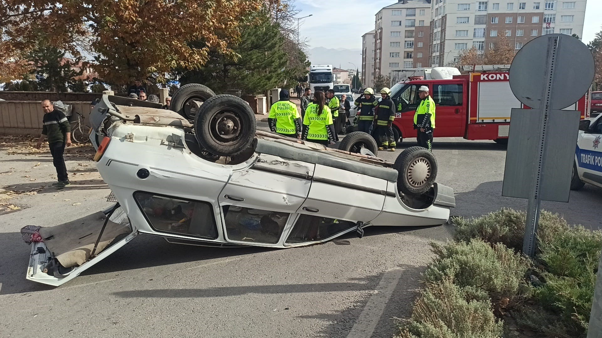 Konya'da otomobil takla attı: Dede-torun yaralandı